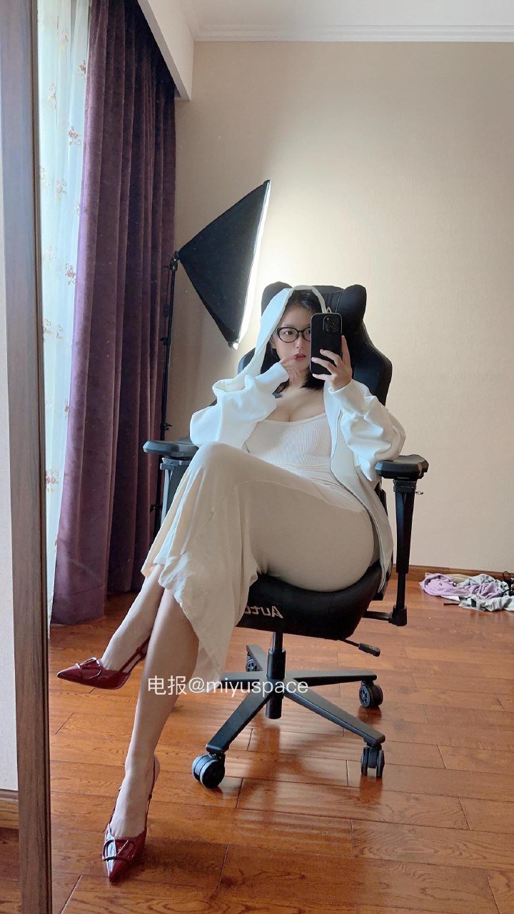 俏妞 2025-07-23 11:10:06 完蛋了我连暧昧都是1V1 俏妞qiaoniuTT 第3张