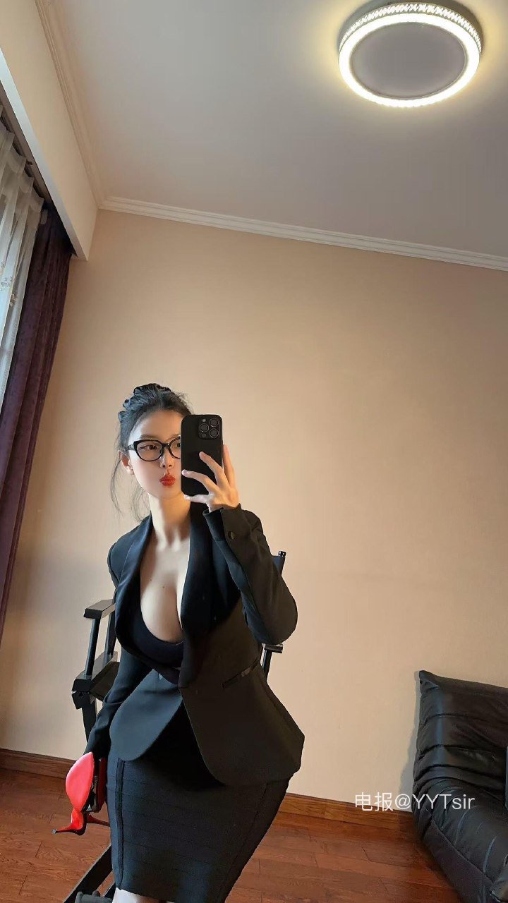 俏妞 2025-07-23 11:21:11 付费贴#职业黑西装➕眼镜 俏妞qiaoniuTT 第1张