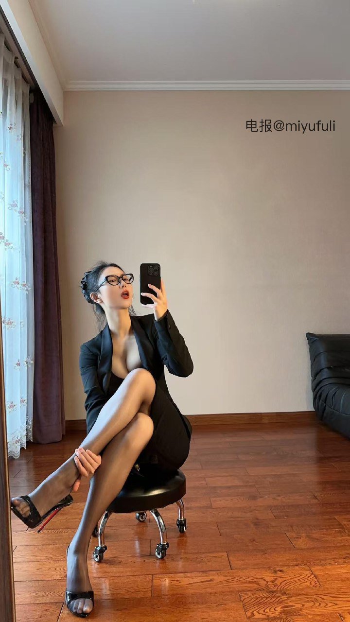 俏妞 2025-07-23 11:21:11 付费贴#职业黑西装➕眼镜 俏妞qiaoniuTT 第9张