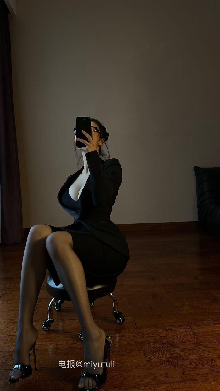 俏妞 2025-07-23 11:21:11 付费贴#职业黑西装➕眼镜 俏妞qiaoniuTT 第12张
