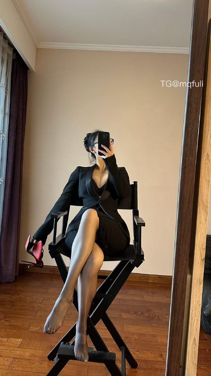 俏妞 2025-07-23 11:21:11 付费贴#职业黑西装➕眼镜 俏妞qiaoniuTT 第15张
