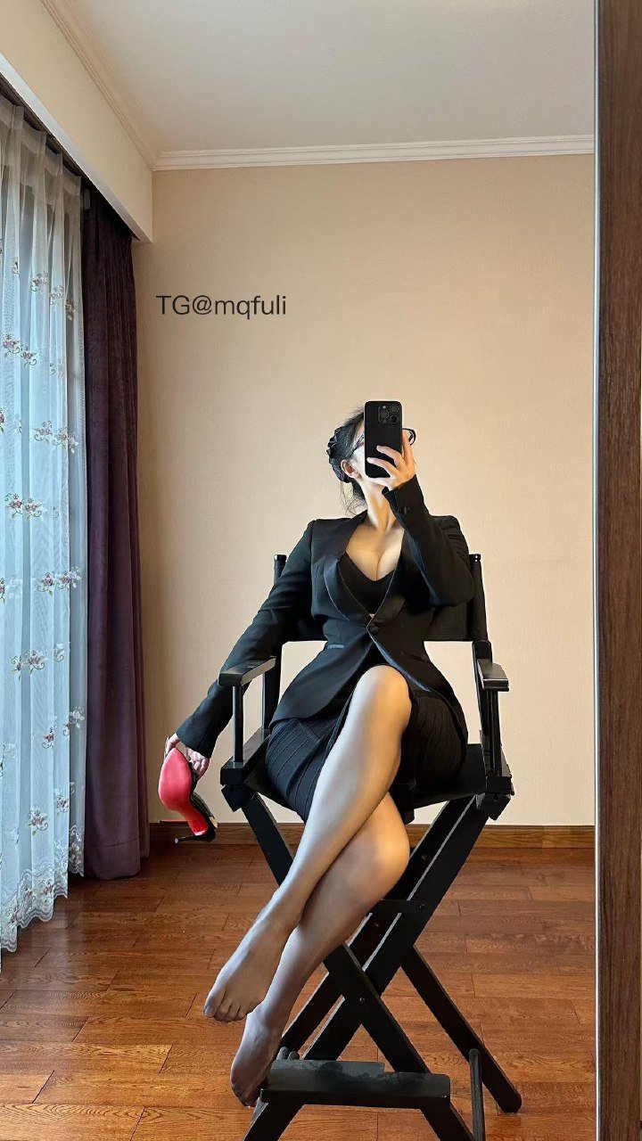俏妞 2025-07-23 11:21:11 付费贴#职业黑西装➕眼镜 俏妞qiaoniuTT 第13张