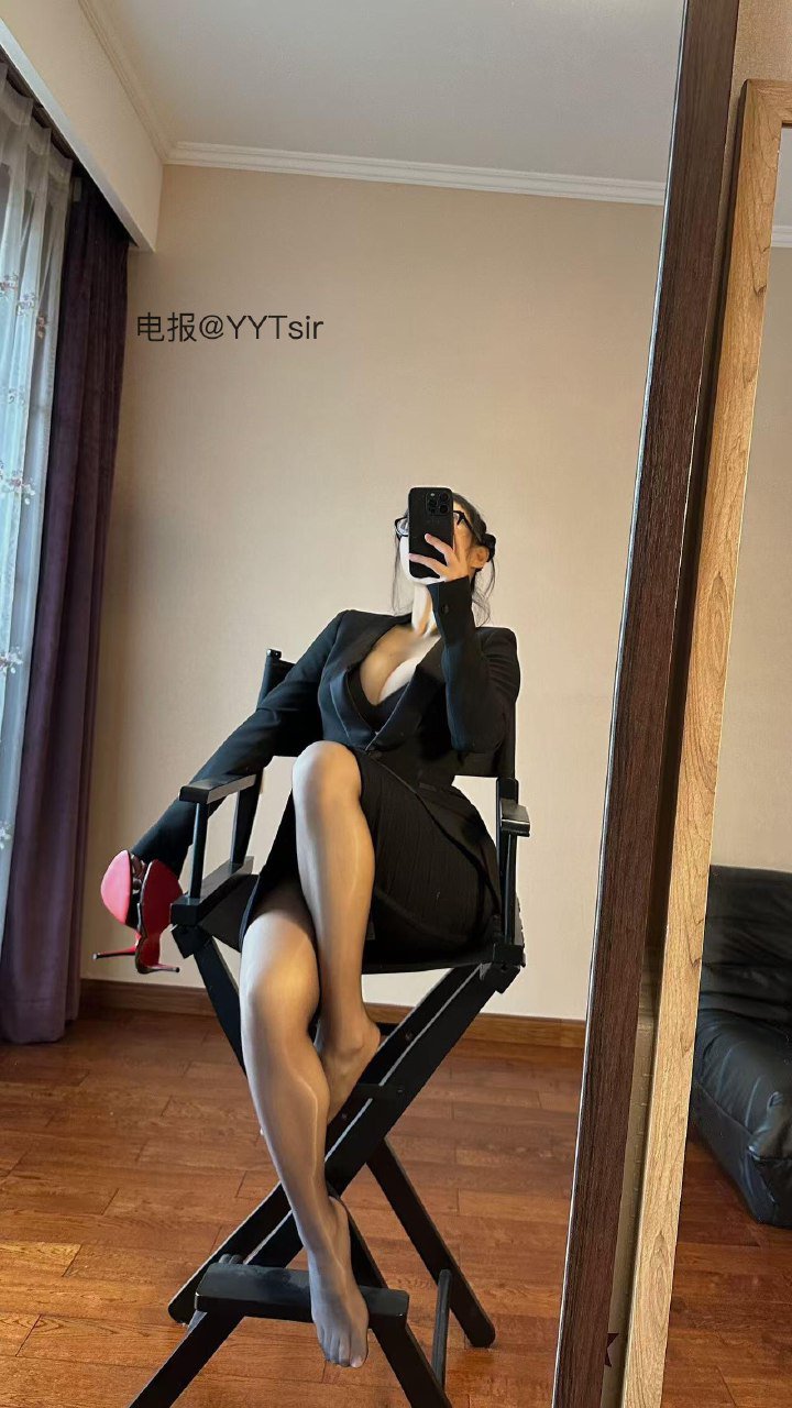 俏妞 2025-07-23 11:21:11 付费贴#职业黑西装➕眼镜 俏妞qiaoniuTT 第11张