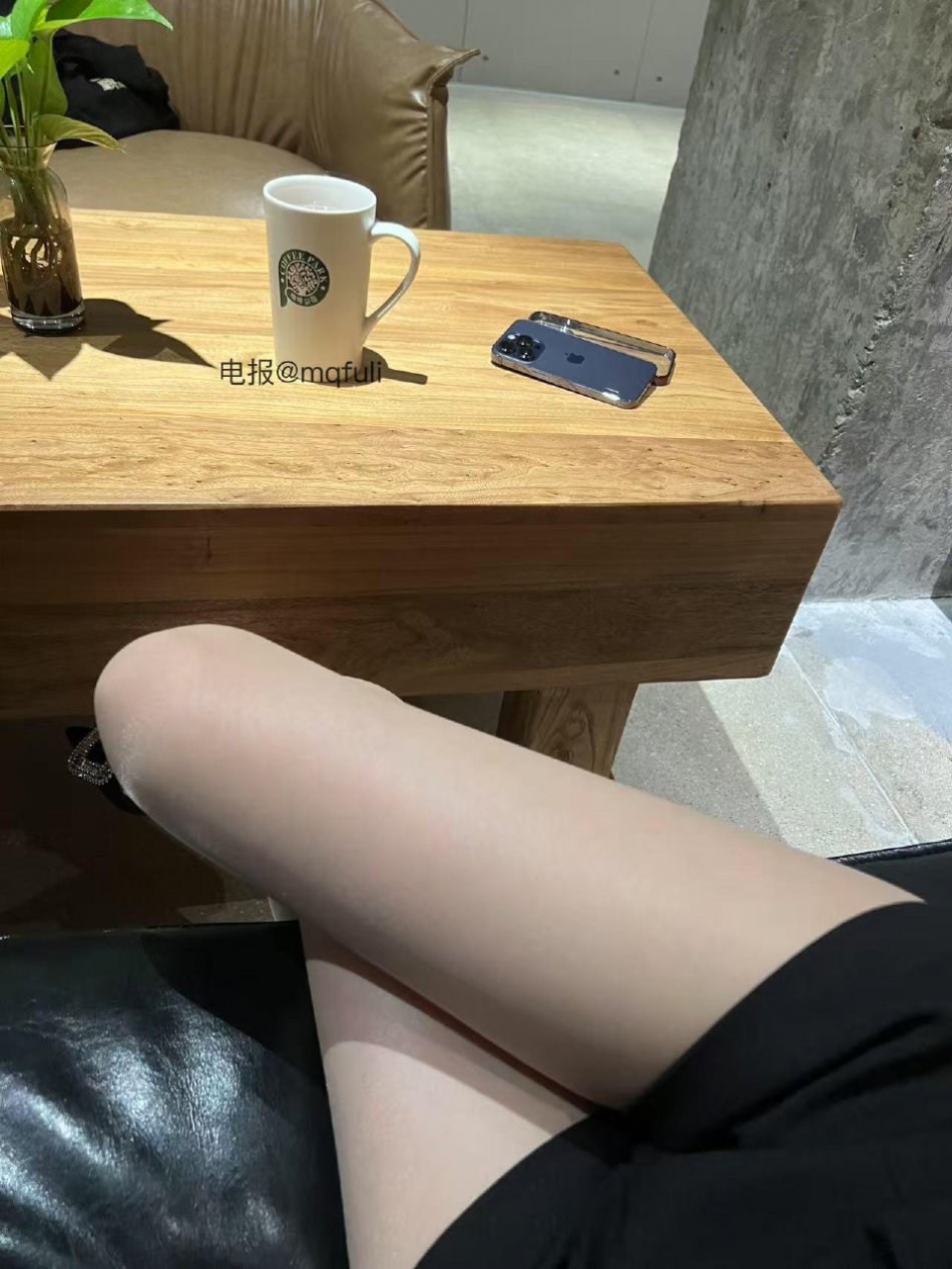 小仙女Elaine 2025-07-21 13:29:57 黑丝长腿 第7张