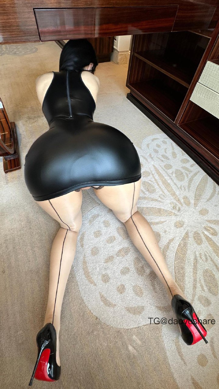 俏妞 2025-07-31 22:36:57 漆皮包臀裙➕肉色连体裤 俏妞qiaoniuTT 第9张