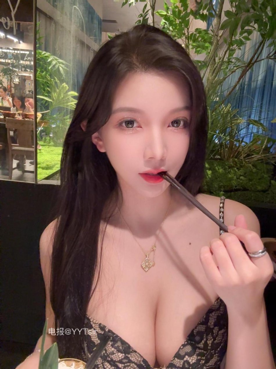 KK战神 2025-07-22 23:38:16 吊带比基尼㊙️ 后视角全方位