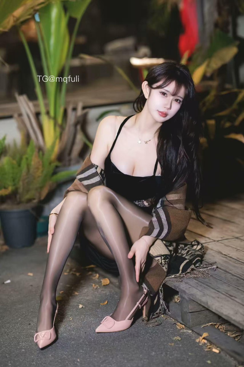 Tina很妖孽呀 2025-08-10 10:24:19 性感黑丝😍➕黑色吊带裙🔥大长腿 第11张