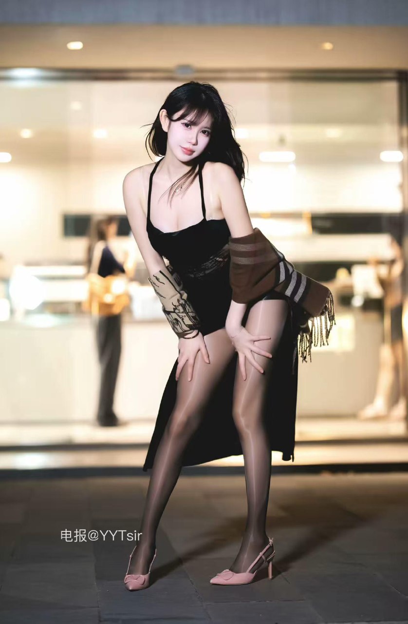 Tina很妖孽呀 2025-08-10 10:24:19 性感黑丝😍➕黑色吊带裙🔥大长腿 第13张