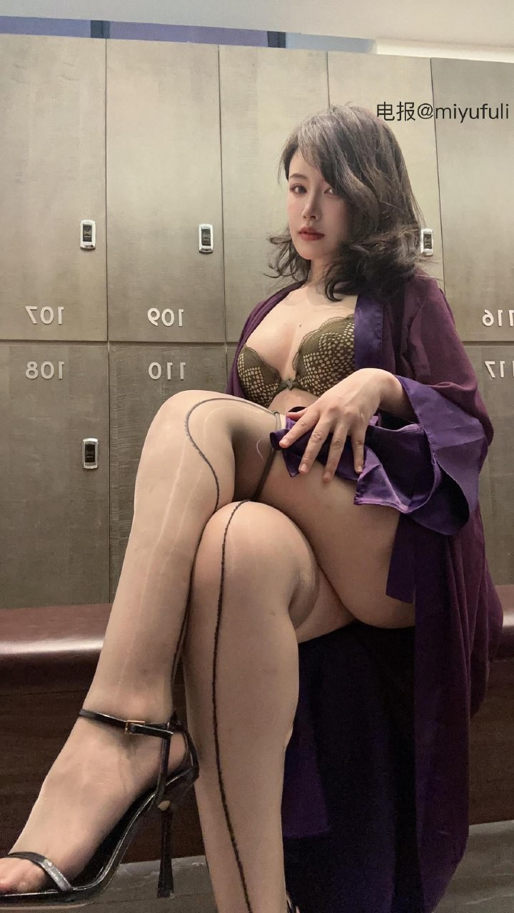 申辣辣 2025-08-12 02:30:45 一组高清写真哦！！#颜值##腿控# 第13张