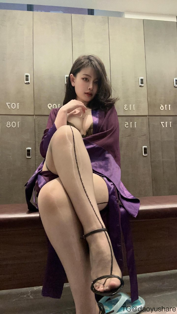 申辣辣 2025-08-12 02:30:45 一组高清写真哦！！#颜值##腿控# 第15张