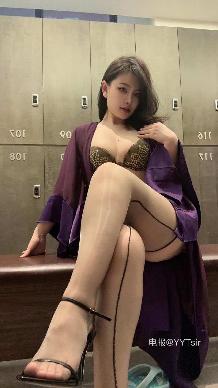 申辣辣 2025-08-12 02:30:45 一组高清写真哦！！#颜值##腿控# 第23张