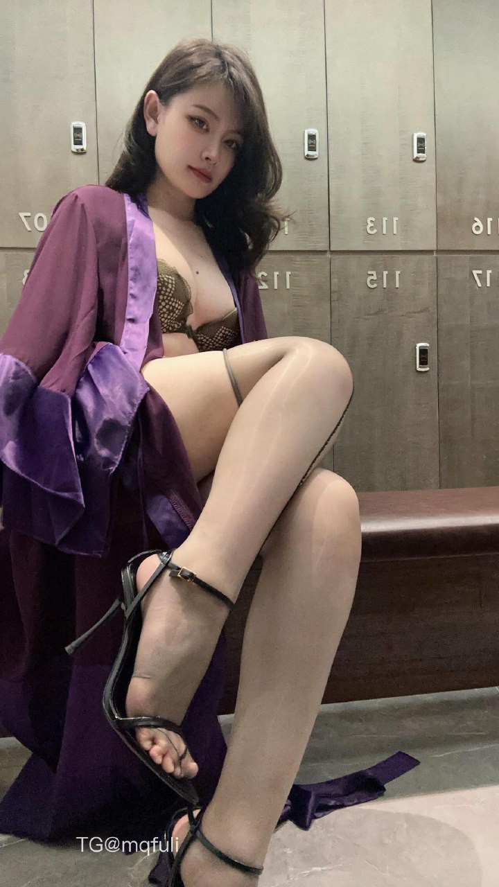 申辣辣 2025-08-12 02:30:45 一组高清写真哦！！#颜值##腿控# 第21张