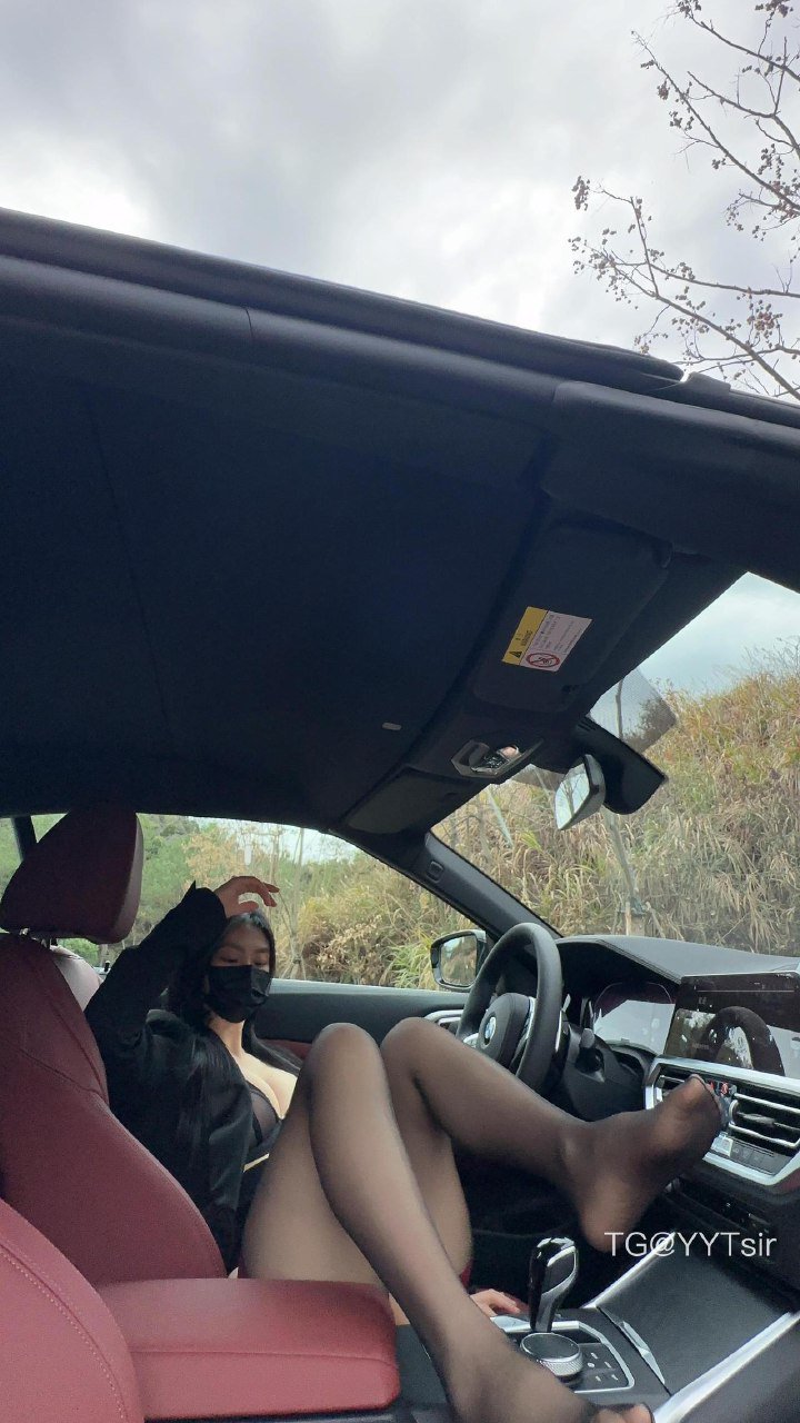 俏妞 2025-08-24 15:28:56 黑色文胸➕红色吊带一体袜 超性感 照片 俏妞qiaoniuTT 第20张