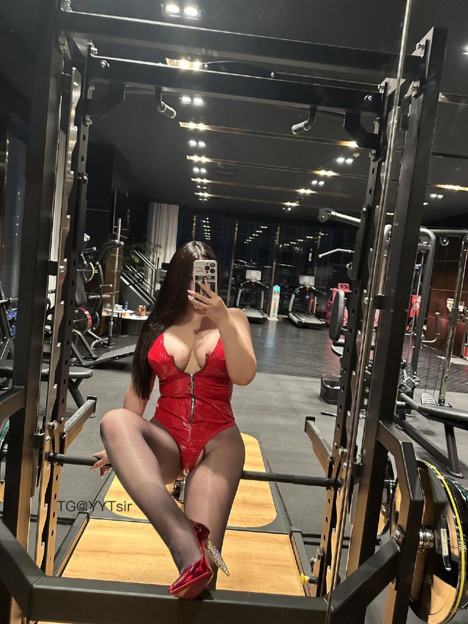 120斤的小王同学 瑶瑶摇摇摇 #瑶瑶摇摇摇 2025-08-04 13:44:52 健身房特价活动原来这个器械是这么拉的 第6张