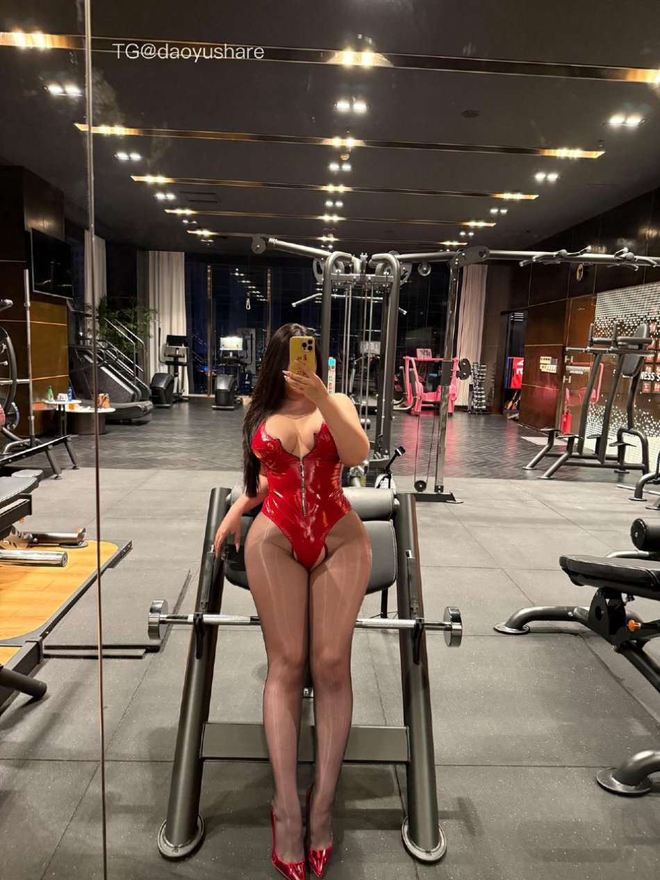 120斤的小王同学 瑶瑶摇摇摇 #瑶瑶摇摇摇 2025-08-04 13:44:52 健身房特价活动原来这个器械是这么拉的 第13张