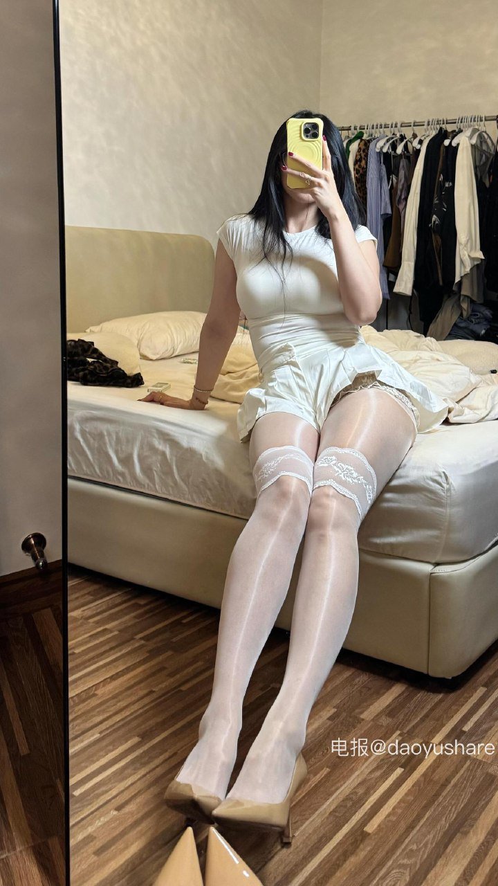 二雪女士 2025-08-18 20:34:55 白色拼接油亮丝搭配裸色高跟鞋 白色系穿搭 第5张