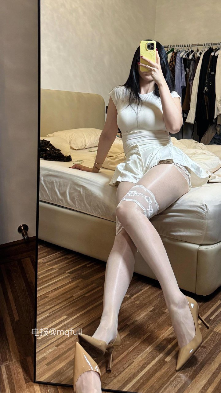 二雪女士 2025-08-18 20:34:55 白色拼接油亮丝搭配裸色高跟鞋 白色系穿搭 第4张