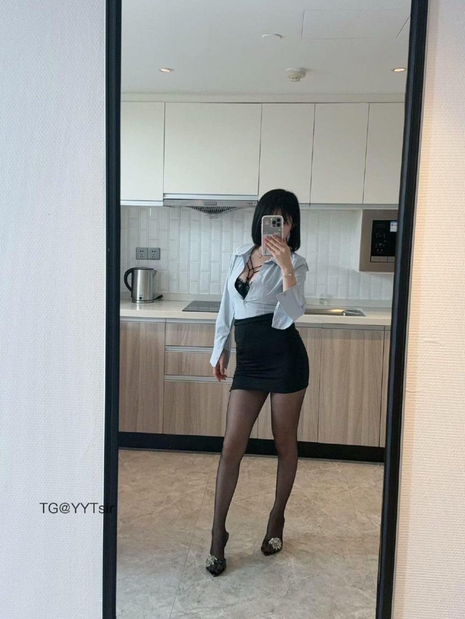 Tina很妖孽呀 2025-09-10 10:57:00 #付费贴 🔥14张对镜自拍照📸 第3张