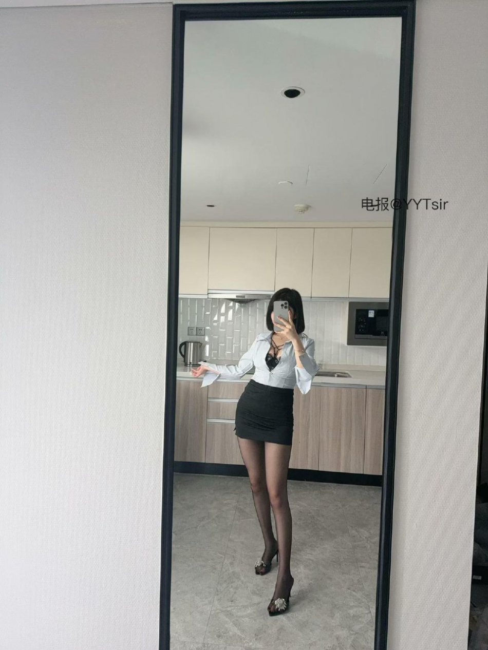 Tina很妖孽呀 2025-09-10 10:57:00 #付费贴 🔥14张对镜自拍照📸 第1张