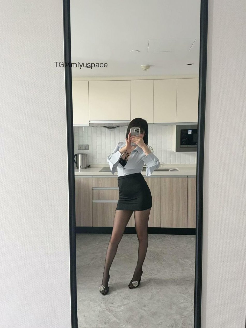 Tina很妖孽呀 2025-09-10 10:57:00 #付费贴 🔥14张对镜自拍照📸 第2张