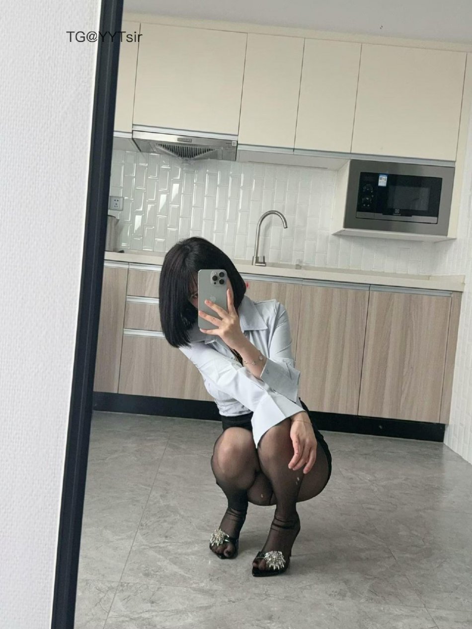 Tina很妖孽呀 2025-09-10 10:57:00 #付费贴 🔥14张对镜自拍照📸 第7张