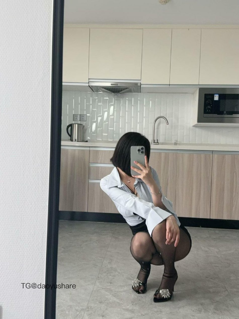 Tina很妖孽呀 2025-09-10 10:57:00 #付费贴 🔥14张对镜自拍照📸 第6张