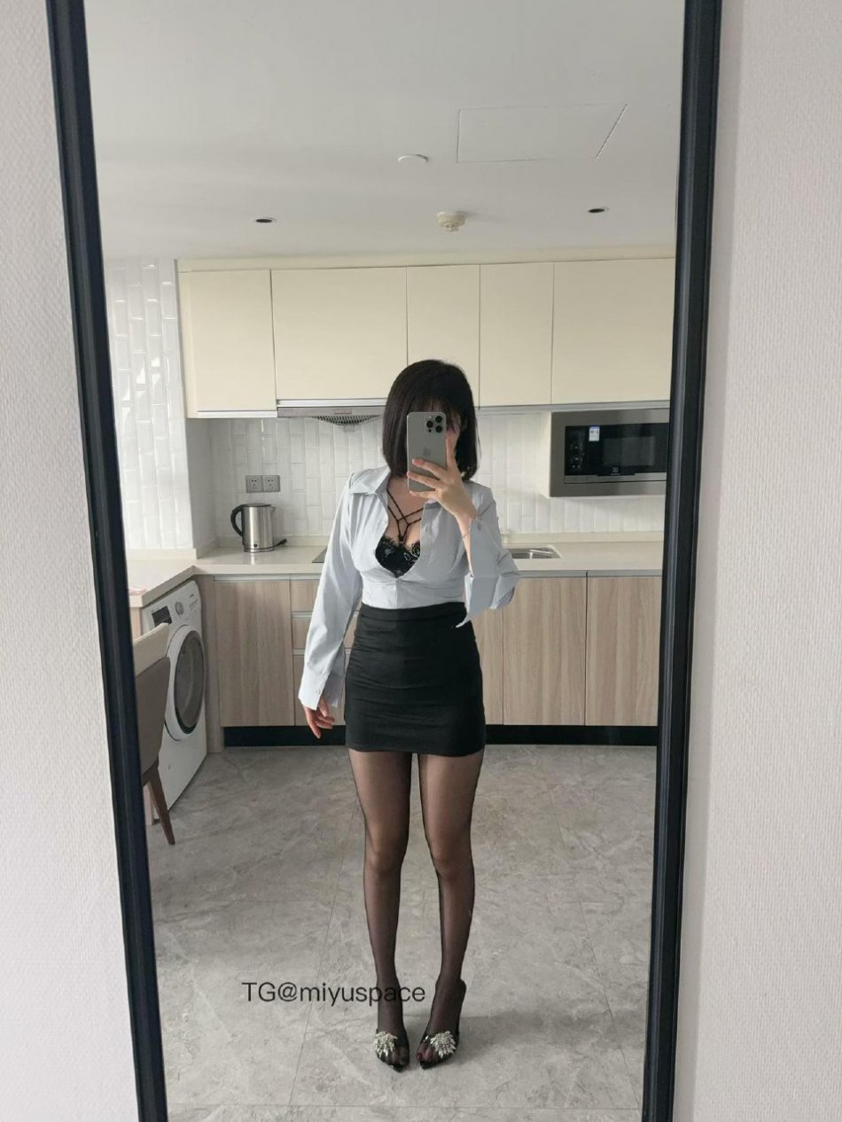 Tina很妖孽呀 2025-09-10 10:57:00 #付费贴 🔥14张对镜自拍照📸 第4张