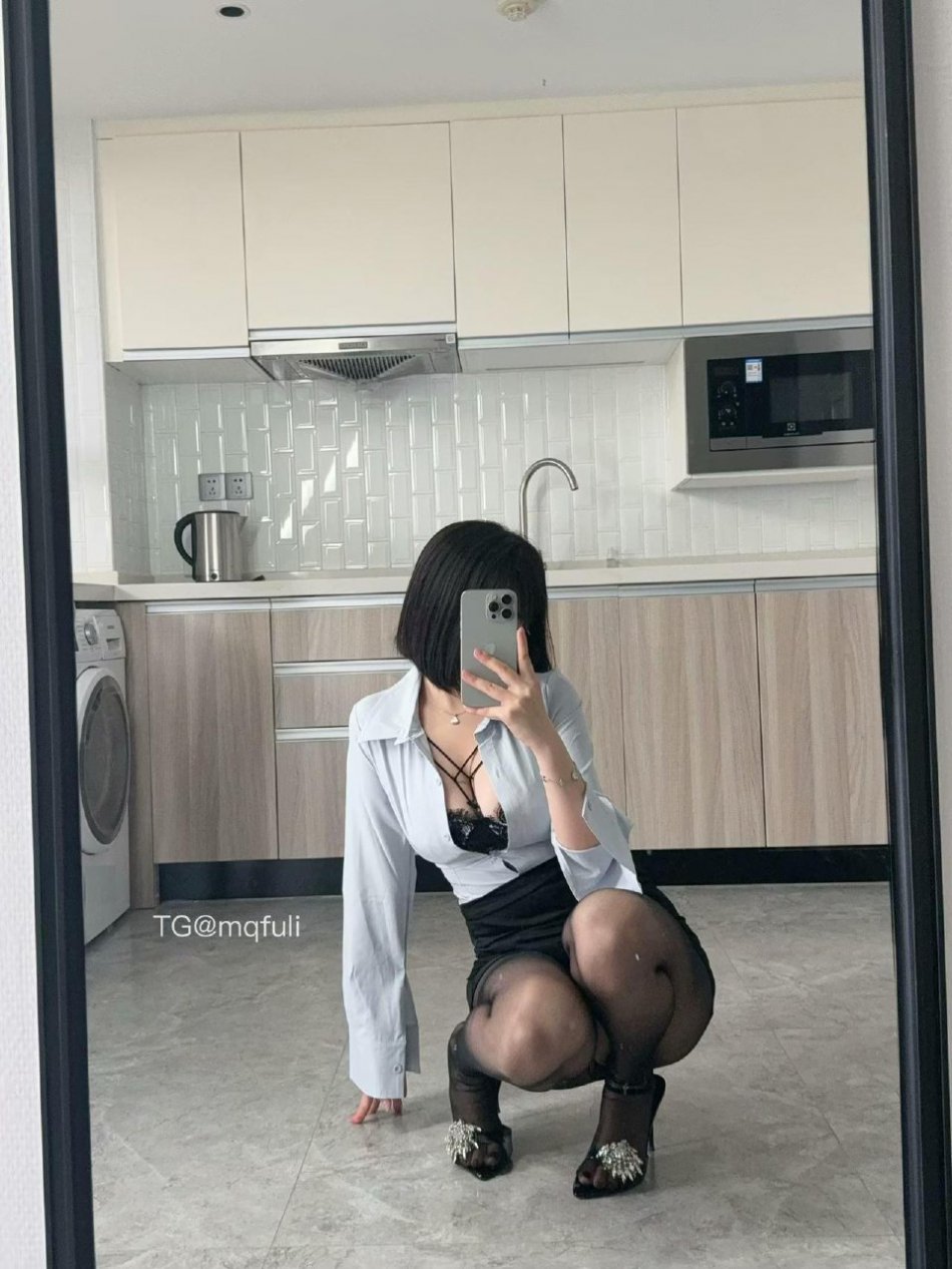 Tina很妖孽呀 2025-09-10 10:57:00 #付费贴 🔥14张对镜自拍照📸 第13张