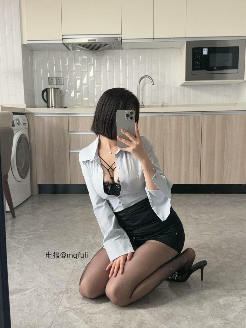 Tina很妖孽呀 2025-09-10 10:57:00 #付费贴 🔥14张对镜自拍照📸 第11张