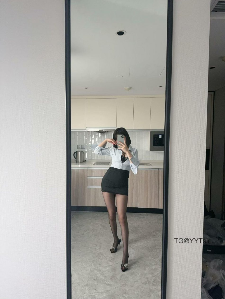 Tina很妖孽呀 2025-09-10 10:57:00 #付费贴 🔥14张对镜自拍照📸 第10张