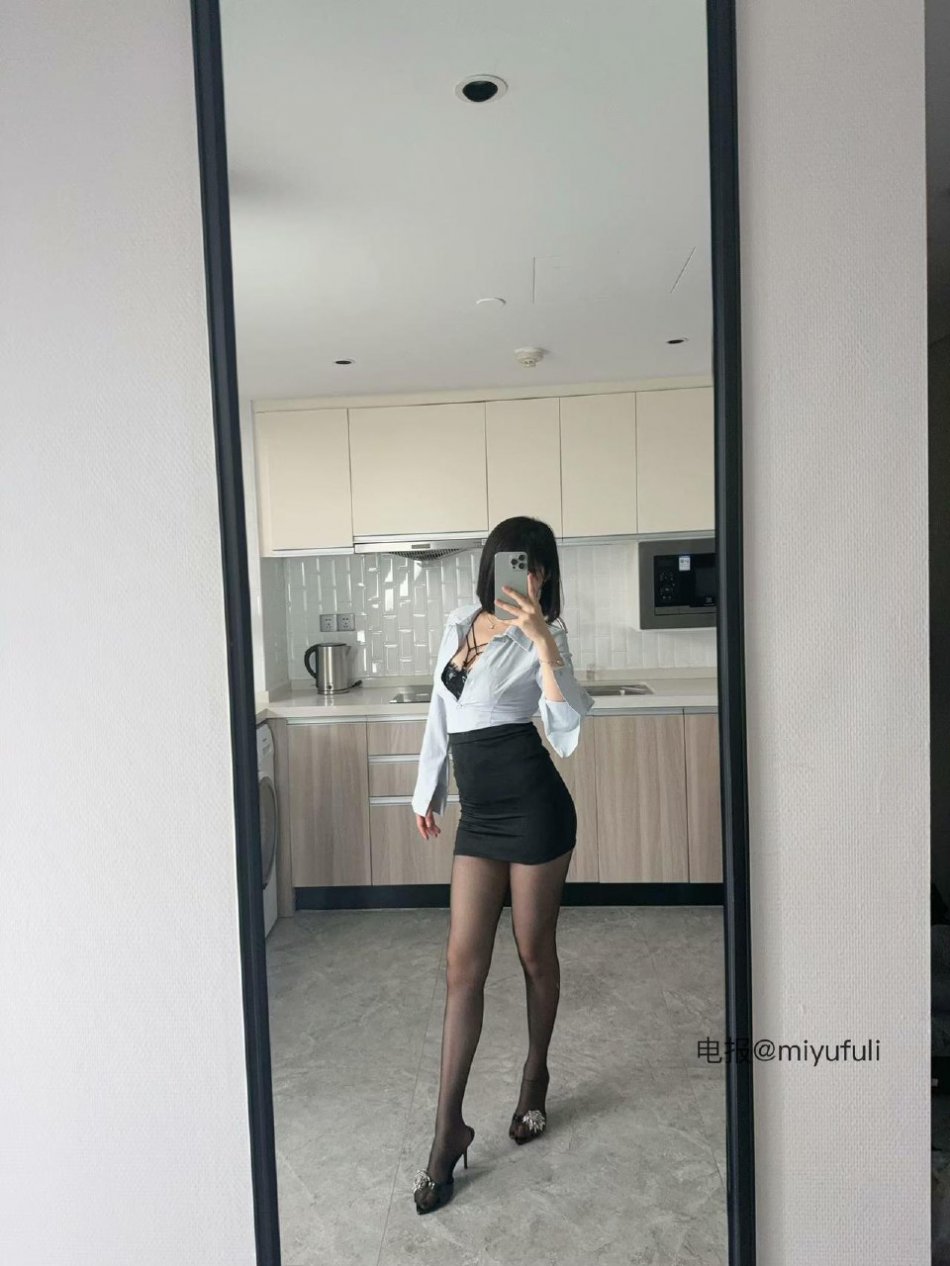 Tina很妖孽呀 2025-09-10 10:57:00 #付费贴 🔥14张对镜自拍照📸 第5张