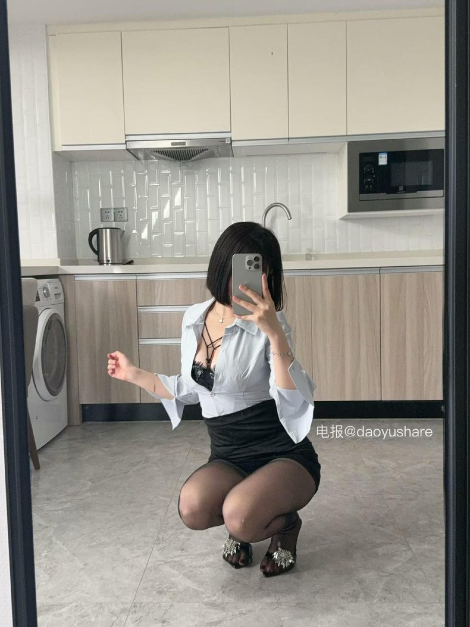 Tina很妖孽呀 2025-09-10 10:57:00 #付费贴 🔥14张对镜自拍照📸 第14张