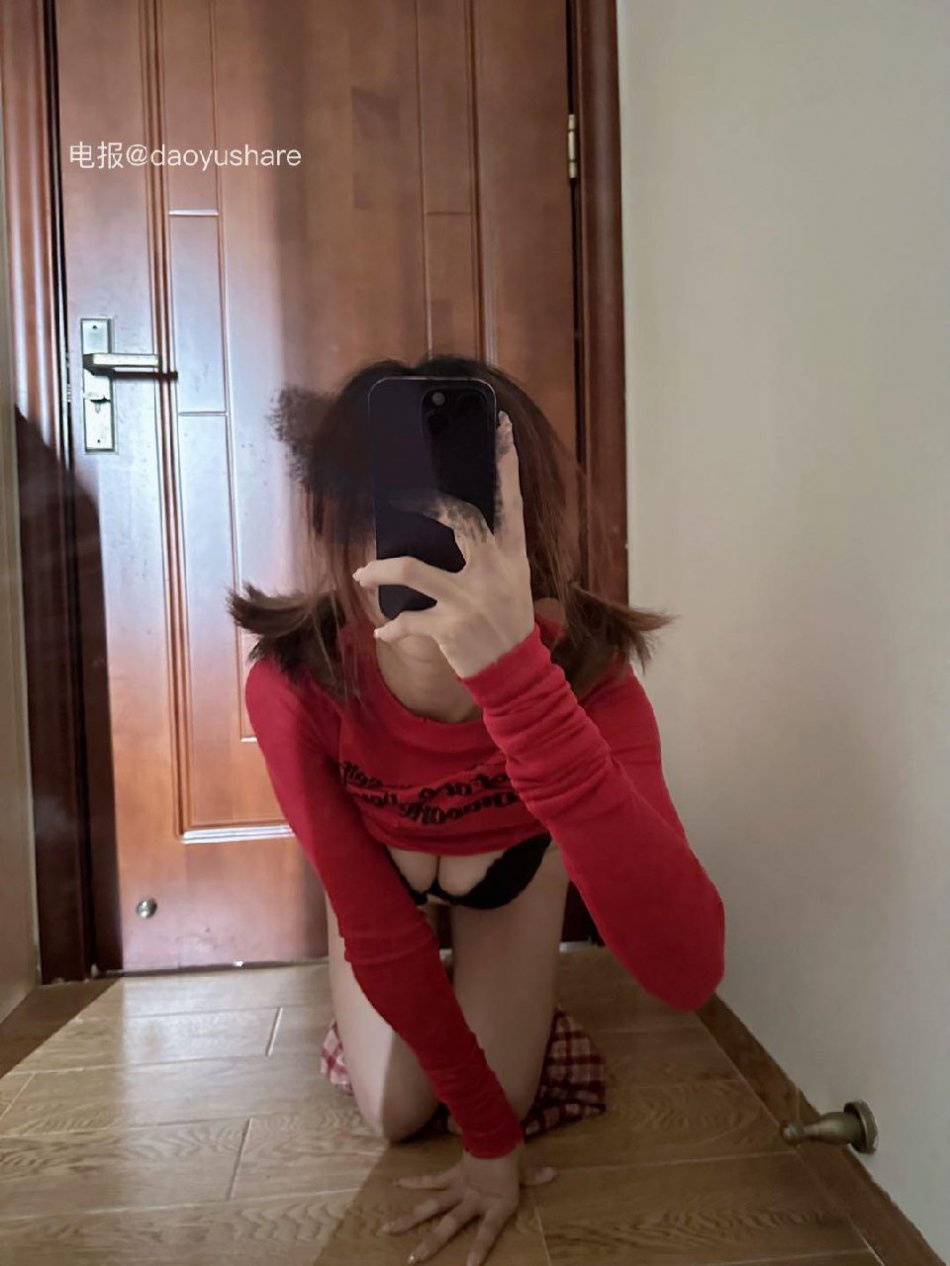 VC #Vickyyyii 2025-09-21 14:25:56 黑色蕾丝三点式套装 照片