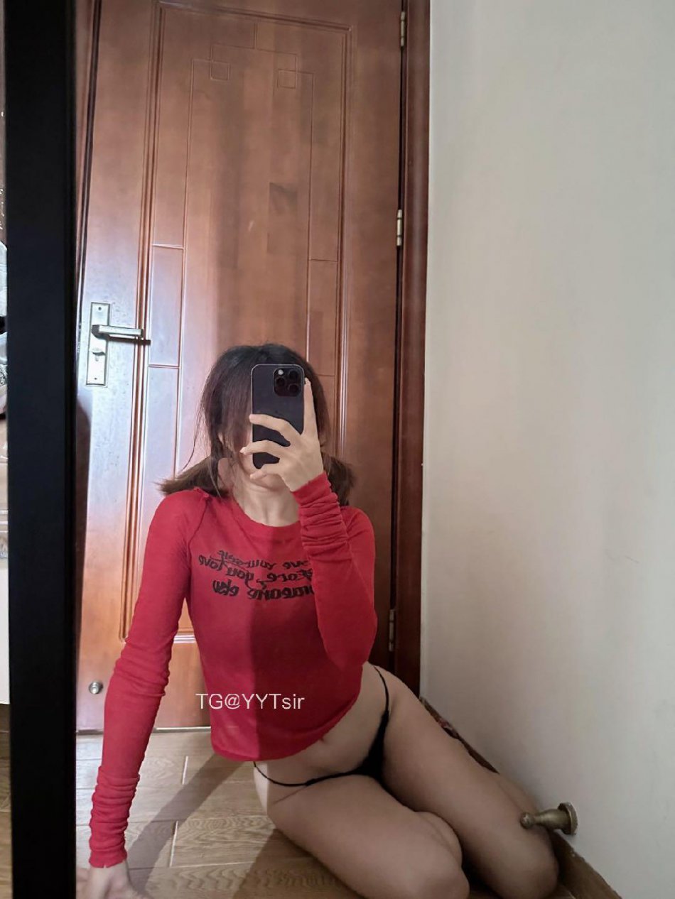 VC #Vickyyyii 2025-09-21 14:25:56 黑色蕾丝三点式套装 照片