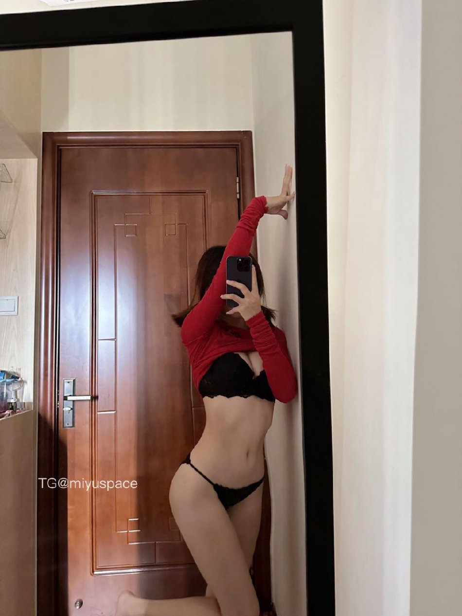 VC #Vickyyyii 2025-09-21 14:25:56 黑色蕾丝三点式套装 照片