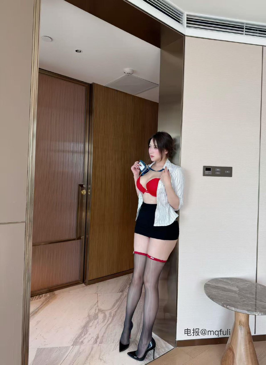 可可西 2025-09-27 15:04:59 #付费贴#白色条纹衬衫职业系列系列大片 第13张