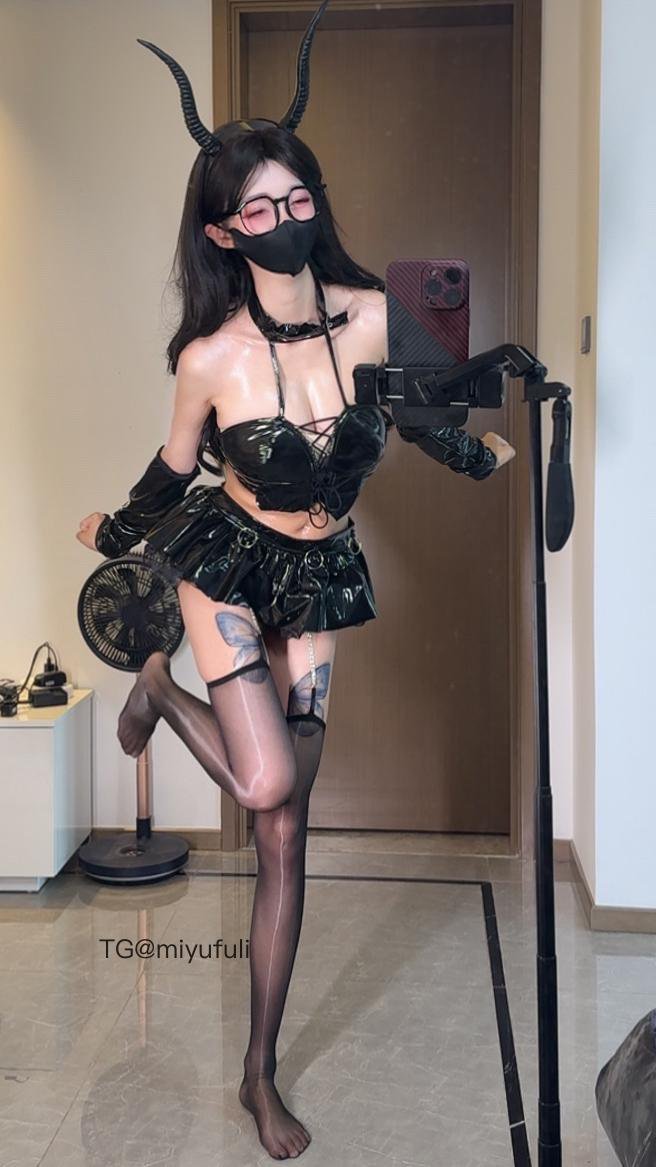 桂芬 2025-09-01 18:14:02 黑色挂脖绑带上衣😍➕漆皮短裙 第6张