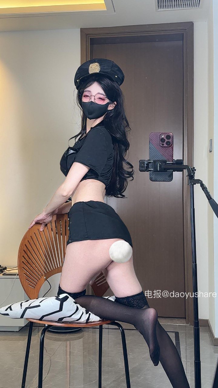 桂芬 2025-09-02 15:59:00 黑色女警制服😍➕纯欲包臀裙 第8张