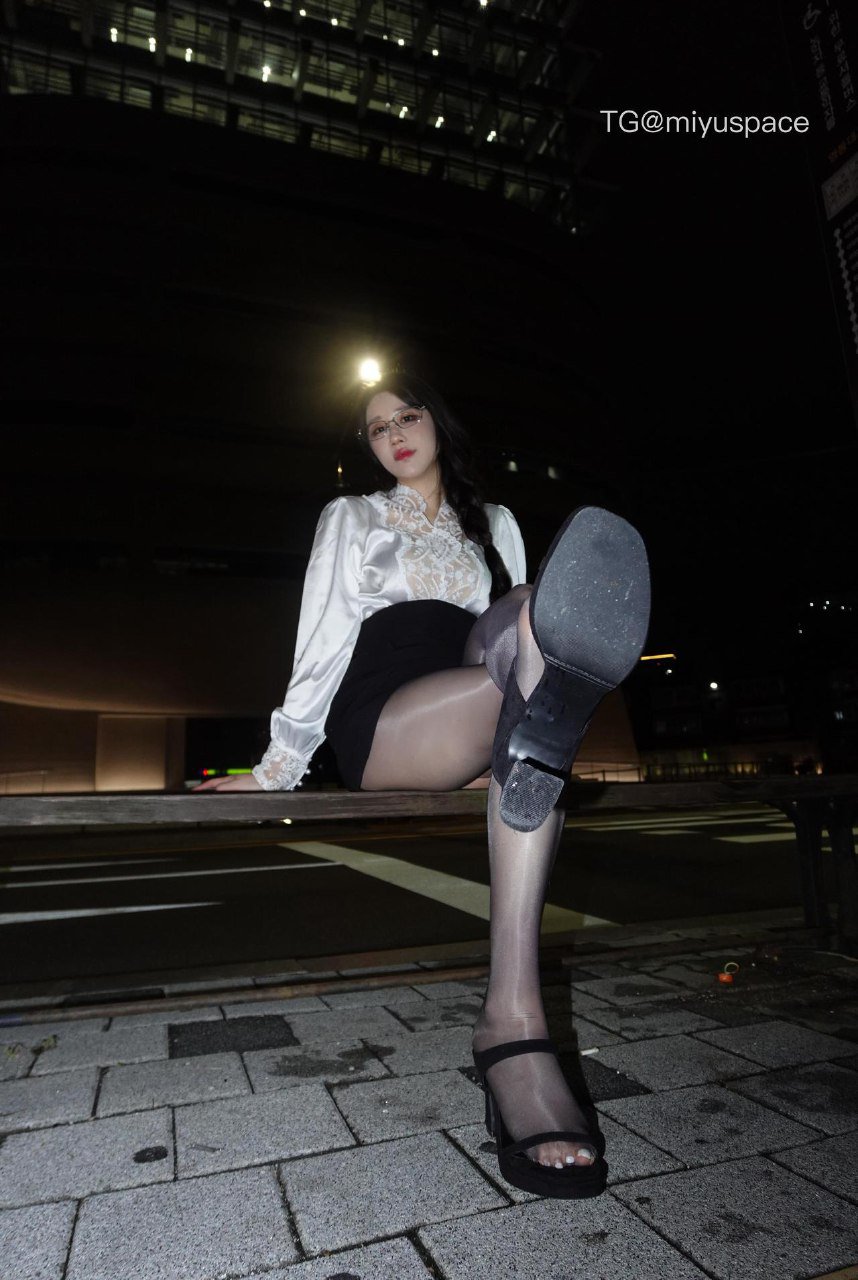 轩子巨2兔 2025-10-01 17:03:18 在外面换袜袜