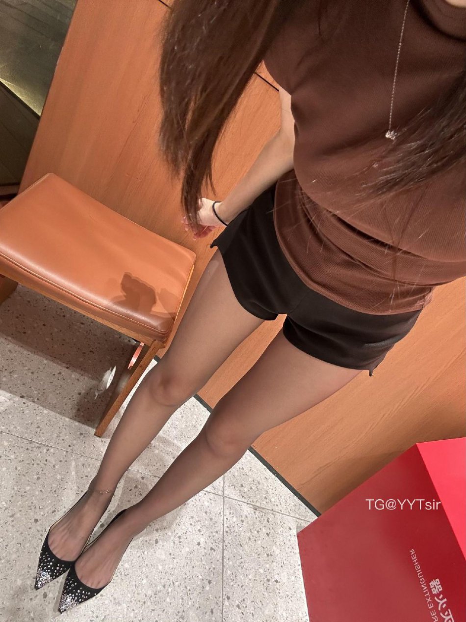 小仙女Elaine 2025-10-23 14:52:20 户外,完美看腿视角