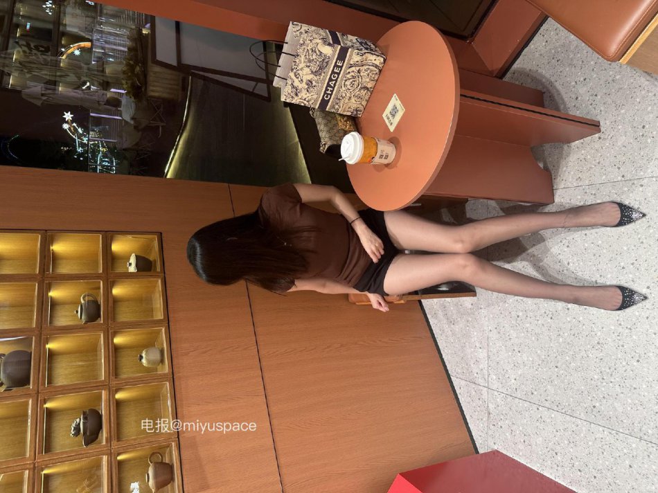 小仙女Elaine 2025-10-23 14:52:20 户外,完美看腿视角