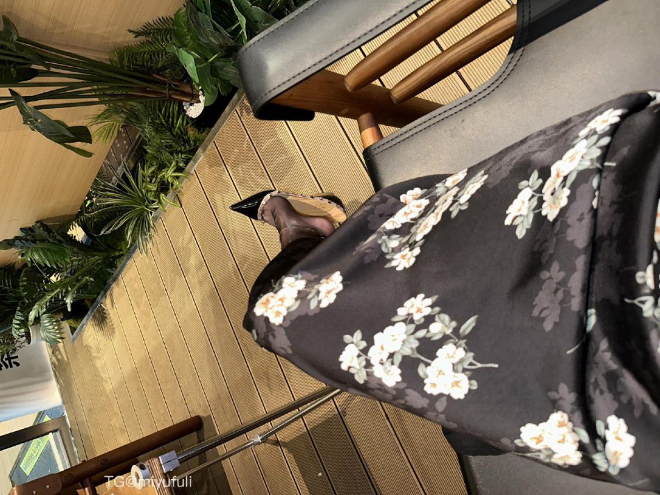 小仙女Elaine 2025-10-30 10:56:01 长裙➕黑丝 第2张