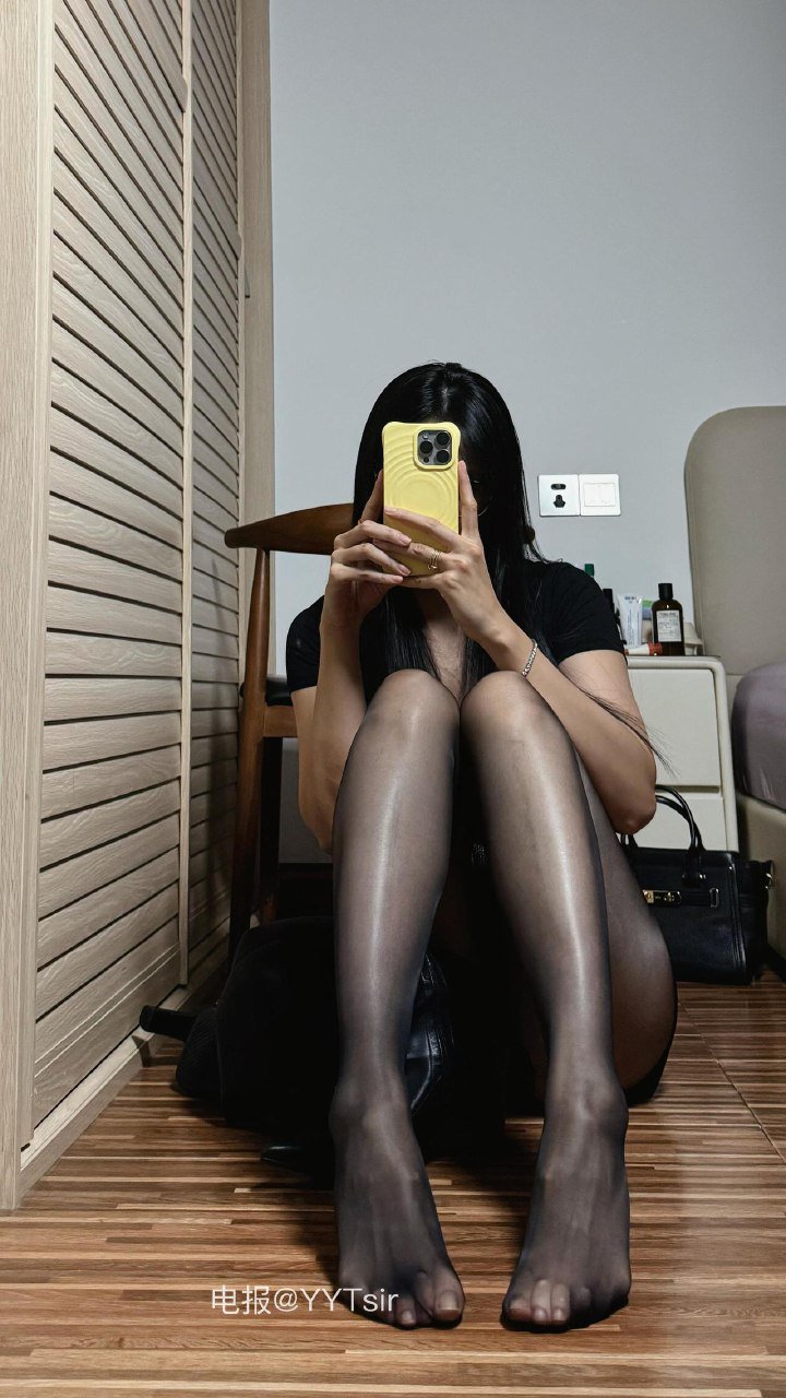 二雪女士 2025-10-27 21:14:23 无亮版经典黑丝无靴版