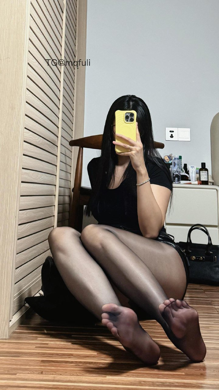 二雪女士 2025-10-27 21:14:23 无亮版经典黑丝无靴版