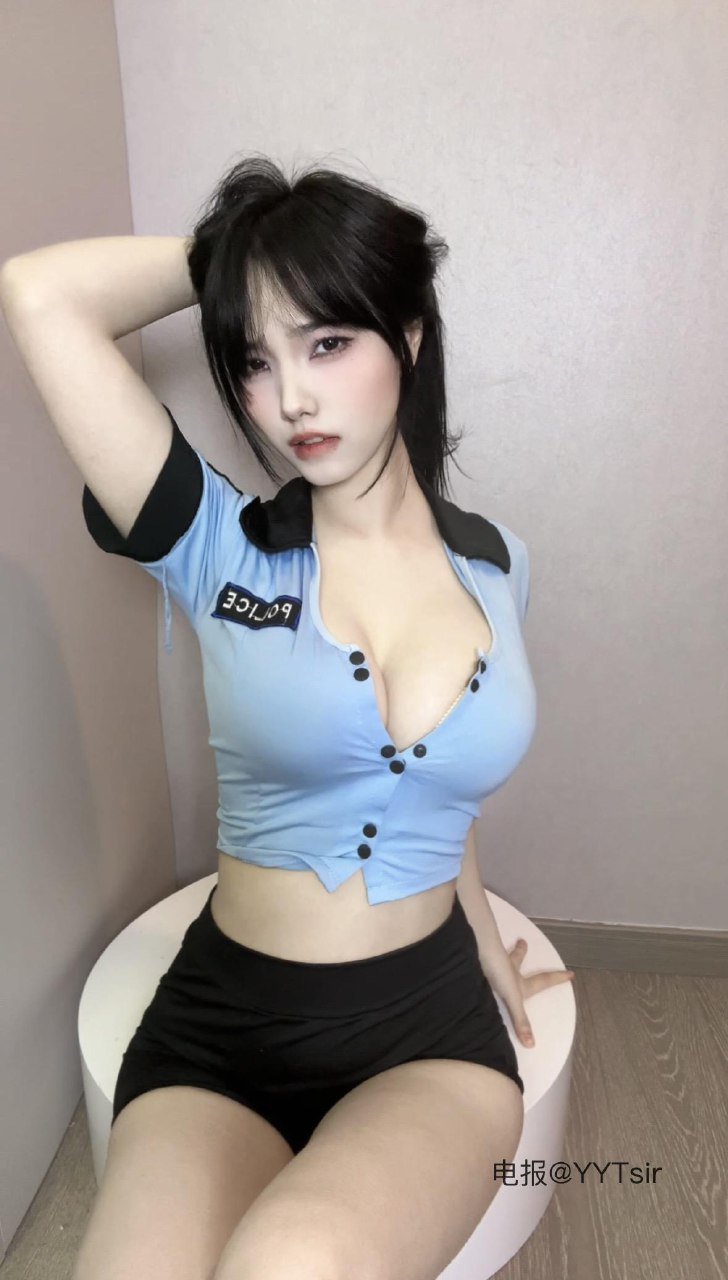 琳铛 #琳铛圈子 2025-11-01 14:37:13 辣妹女警 表情好勾魂