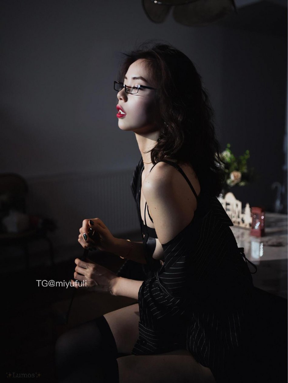 Lumos 2025-11-05 23:02:53 #付费贴 22张黑色魅惑 第5张