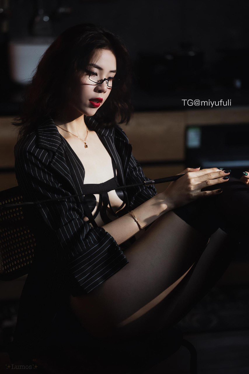 Lumos 2025-11-05 23:02:53 #付费贴 22张黑色魅惑 第20张
