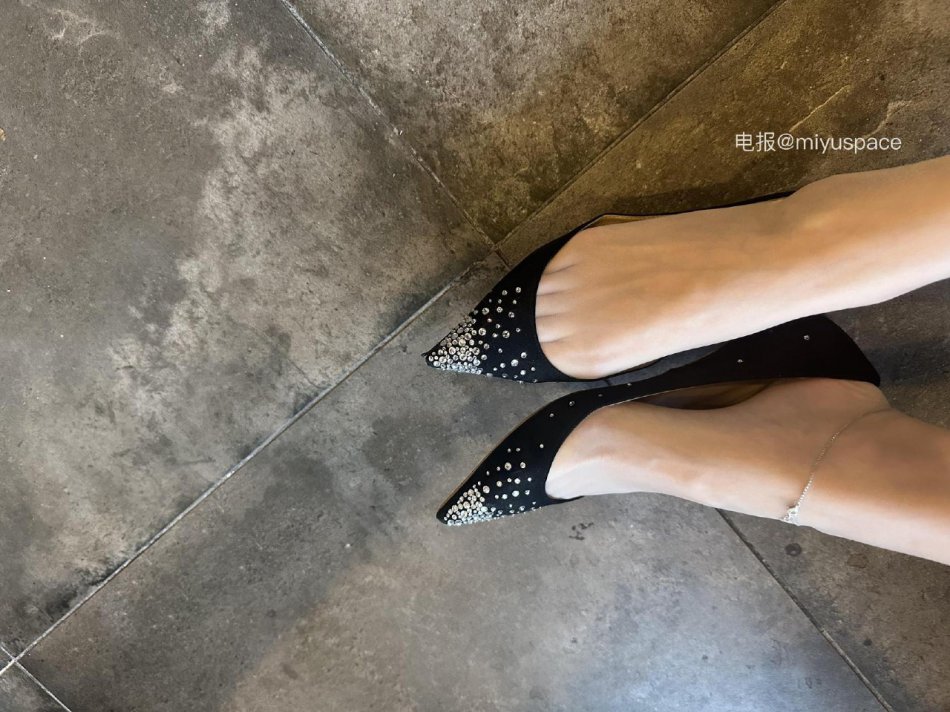 小仙女Elaine 2025-11-07 15:56:05 美腿暴击怼镜拍 第2张