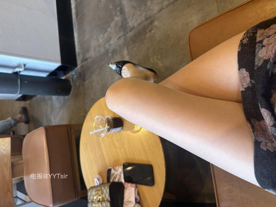 小仙女Elaine 2025-11-07 15:56:05 美腿暴击怼镜拍 第3张