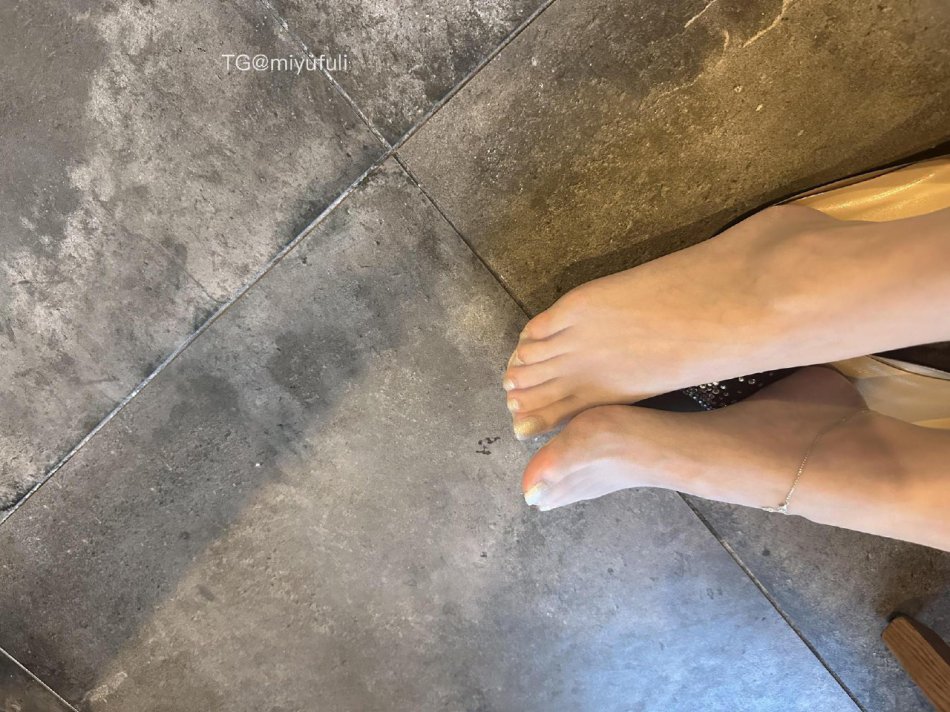 小仙女Elaine 2025-11-07 15:56:05 美腿暴击怼镜拍 第4张